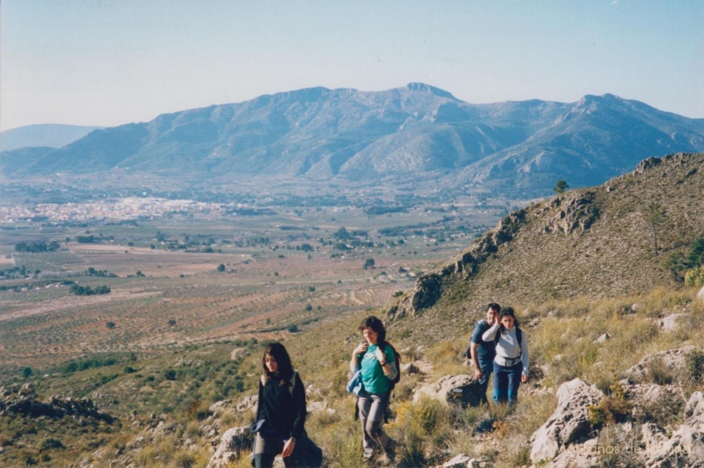Delante de izquierda a derecha: Maite, Sara, Encarni y Juancho con Muro de Alcoy a la izquierda y Sierra Mariola detrás
